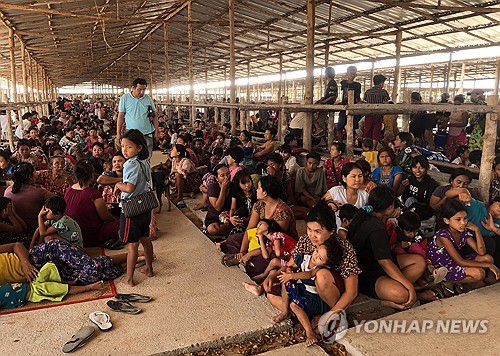 태국으로 피신한 미얀마 피란민들(메솟[태국] EPA=연합뉴스) 20일(현지시간) 미얀마 동부 태국과 국경 지역의 미야와디시 주변에서 미얀마 정부군과 반군 간 전투가 벌어지자 이를 피해 국경을 건너 태국으로 달아난 미얀마 피란민들이 임시 대피소에 모여 있다. 2024.4.20