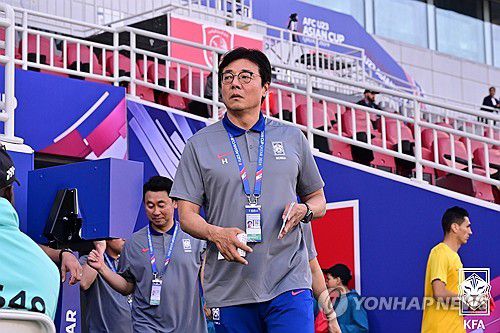 중국전 앞둔 황선홍 감독(서울=연합뉴스) 19일 오후(현지시간) 카타르 도하 압둘라 빈 칼리파 스타디움에서 열린 2024 아시아축구연맹(AFC) U-23 아시안컵 조별리그 B조 2차전 한국과 중국의 경기.     황선홍 감독이 입장하고 있다. 2024.4.19 [대한축구협회 제공. 재판매 및 DB금지] photo@yna.co.kr
