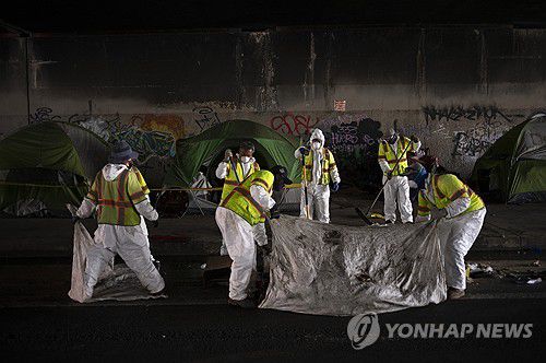 미국 LA시 공공 근로자들이 노숙자촌을 청소하고 있는 모습[AP 연합뉴스 자료사진. 재판매 및 DB 금지]