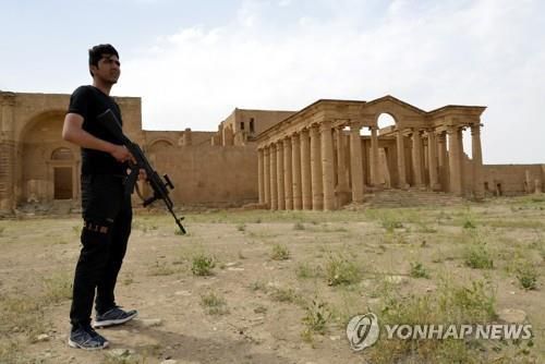 보초 서고 있는 이라크 무장단체 하시드 알사비 대원 [EPA=연합뉴스 자료사진]
