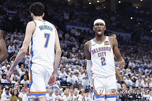 PO 1차전에서 승리한 오클라호마시티의 길저스 알렉산더(2번)[로이터=연합뉴스] Mandatory Credit: Alonzo Adams-USA TODAY Sports