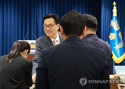정진석 신임 비서실장, 출입기자들과 인사(서울=연합뉴스) 홍해인 기자 = 신임 대통령 비서실장으로 임명된 국민의힘 정진석 의원이 22일 서울 용산 대통령실 청사에서 열린 인사브리핑에서 출입기자들과 인사하고 있다. 2024.4.22 hihong@yna.co.kr