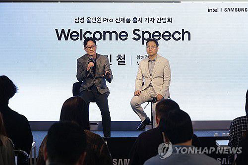 '삼성 올인원 PC' 출시 기자간담회(서울=연합뉴스) 강민지 기자 = 22일 오후 서울 강남구 레어로우 쇼룸에서 삼성전자 일체형 PC '삼성 올인원 Pro' 출시 기자간담회가 열리고 있다. 왼쪽부터 이민철 삼성전자 MX사업부 상무, 배태원 인텔코리아 삼성사업 총괄 부사장. 2024.4.22 mjkang@yna.co.kr