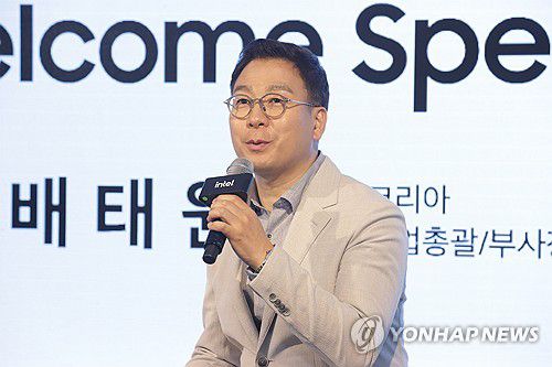 인사말하는 배태원 부사장(서울=연합뉴스) 강민지 기자 = 배태원 인텔코리아 삼성사업 총괄 부사장이 22일 오후 서울 강남구 레어로우 쇼룸에서 열린 삼성전자 일체형 PC '삼성 올인원 Pro' 출시 기자간담회에서 인사말을 하고 있다. 2024.4.22 mjkang@yna.co.kr