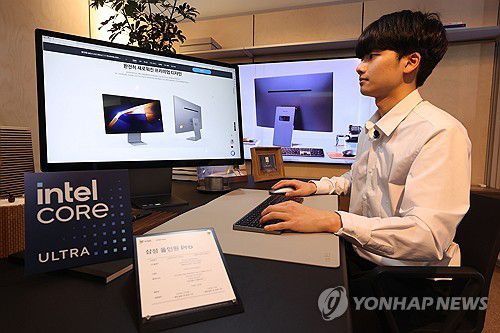 일체형 PC '삼성 올인원 Pro' 공개(서울=연합뉴스) 강민지 기자 = 22일 오후 서울 강남구 레어로우 쇼룸에서 열린 삼성전자 일체형 PC '삼성 올인원 Pro' 출시 기자간담회에서 참석자가 제품을 체험하고 있다. 2024.4.22 mjkang@yna.co.kr