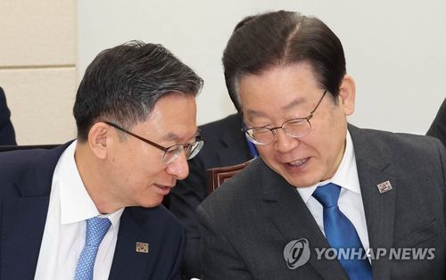 대화하는 이재명 대표·정성호 의원(서울=연합뉴스) 백승렬 기자 = 더불어민주당 이재명 대표가 23일 국회에서 열린 국방위원회 전체회의에서 정성호 의원과 대화하고 있다. 2023.3.23 srbaek@yna.co.kr