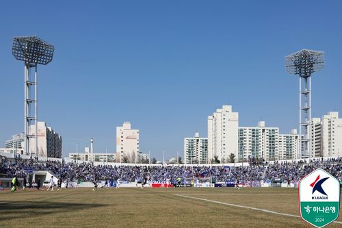 서울 이랜드 원정 경기를 찾은 수원 삼성 팬들[한국프로축구연맹 제공. 재판매 및 DB금지]