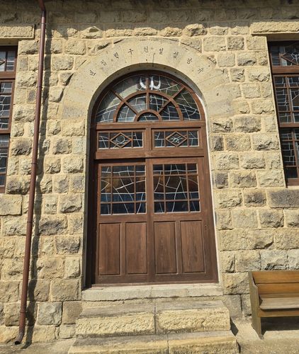 양동교회 동쪽출입구(목포=연합뉴스) 이세원 기자 = 양동교회 동쪽 출입구에 '서기 1910년' 의미하는 '쥬강생 일쳔구백십년'이 당시의 한글 표기로 새겨져 있다.