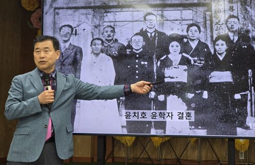 윤치호·윤학자 부부(목포=연합뉴스) 이세원 기자 = 이연 사회복지법인 공생복지재단 상임부회장이 23일 전남 목포시 죽교동 공생원에서 윤치호·윤학자(일본명 다우치 지즈코)의 결혼에 관해 설명하고 있다.