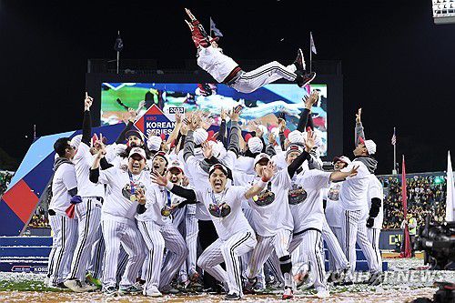 염경엽 감독 헹가래 치는 LG 트윈스[연합뉴스 자료사진]