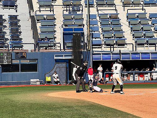 KBO, ABS·피치 클록 적응을 위한 합동 훈련 진행(서울=연합뉴스) 한국야구위원회(KBO)가 지난 14일부터 18일까지 마산구장에서 KBO 심판위원과 기록위원 전원이 참석한 가운데 자동 투구 판정시스템(ABS)과 시범 운영되는 피치 클록 대비 합동 적응 훈련을 진행했다. 사진은 ABS 시스템을 적용해 훈련 중인 KBO 심판위원. 2024.2.19 [한국야구위원회 제공. 재판매 및 DB 금지] photo@yna.co.kr