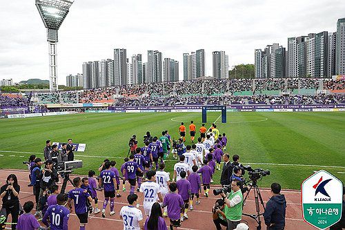 수원, 안양과 '지지대 더비'서 3-1로 제압(안양=연합뉴스) 안양과 수원의 하나은행 K리그2 2024 경기가 21일 경기도 안양종합운동장에서 열리고 있다.      이날 수원이 8라운드 원정 경기에서 FC안양을 3-1로 제압했다. 사진은 수원과 안양의 '지지대 더비'. 2024.4.21 [한국프로축구연맹 제공. 재판매 및 DB 금지] photo@yna.co.kr