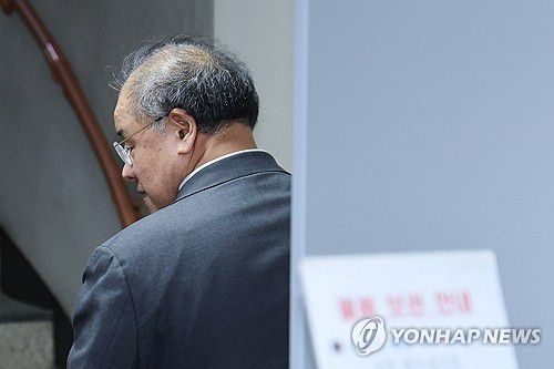 2심 선고 공판 출석하는 안종범 전 경제수석(서울=연합뉴스) 신현우 기자 = 4·16 세월호 참사 특별조사위원회 활동을 방해한 혐의로 기소된 안종범 전 경제수석이 23일 오후 서초구 서울고등법원에서 열린 2심 선고 공판에 출석하고 있다. 2024.4.23 nowwego@yna.co.kr