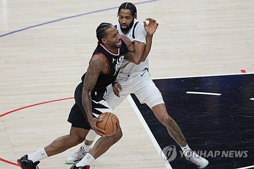 고전하는 커와이 레너드[EPA=연합뉴스]