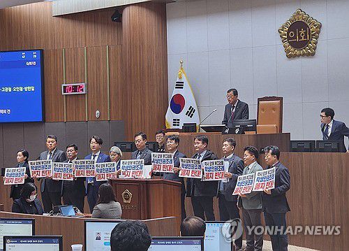 민주당 충남도의원들 "학생인권조례 폐지 반대"(홍성=연합뉴스) 김소연 기자 = 충남학생인권조례 폐지안 처리가 예정된 15일 충남도의회 제348회 정례회 제4차 본회의에 앞서 더불어민주당 도의원들이 '역사 앞에 부끄러울 학생인권조례 폐지 반대'라는 손팻말을 들고 서 있다. 2023.12.15 soyun@yna.co.kr