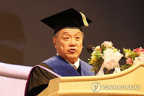 연설하는 혹 탄 브로드컴 CEO(대전=연합뉴스) 강수환 기자 = 16일 오후 2024 학위수여식이 열린 대전 유성구 한국과학기술원(KAIST)에서 미국 반도체기업 브로드컴 혹 탄 최고경영자 겸 회장이 명예박사 학위를 받은 뒤 졸업 연설을 하고 있다. 2024.2.16 swan@yna.co.kr