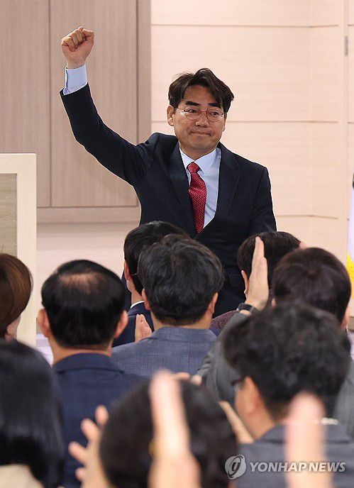 인사하는 이성권 당선인(부산=연합뉴스) 손형주 기자 = 12일 오전 부산 수영구 국민의힘 부산시당에서 열린 제22대 국회의원선거 국민의힘 부산 선대위 해단식에서 이성권 사하구갑 당선인이 인사하고 있다. 2024.4.12 handbrother@yna.co.kr