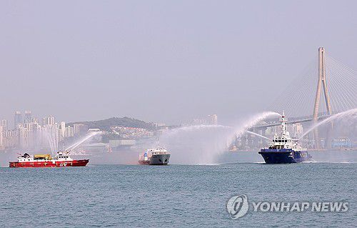 선박 화재 대응 훈련(부산=연합뉴스) 손형주 기자 = 세월호 참사 10주기인 16일 오후 부산 부산항대교 앞 해상에서 부산해양경찰서, 남해지방해경청, 중앙해양특수구조단 등 관계기관과 합동으로 교량 충돌에 따른 선박사고와 화재 등 복합 재난 상황을 가정한 대응 훈련이 진행되고 있다. 2024.4.16 handbrother@yna.co.kr