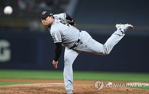 한화 류현진 KBO 100승 도전(창원=연합뉴스) 김동민 기자 = 17일 경남 창원NC파크에서 열린 2024 KBO 리그 한화이글스 대 NC 다이노스 경기. 4회 말 한화 선발 류현진이 역투하고 있다. 2024.4.17 image@yna.co.kr