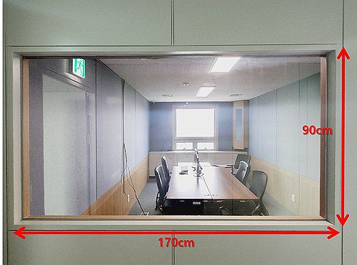 수원지검 1313호 영상녹화실(수원=연합뉴스) 이영주 기자 = 검찰이 이화영 전 경기도 평화부지사의 '음주 회유' 주장을 반박하며 교도관의 출정일지를 공개한 데 이어 이번에는 음주와 회유가 이뤄졌다고 지목된 '영상녹화실'과 '창고방' 사진을 공개했다.  사진은 1313호 영상녹화실(이화영 측은 진술녹화실이라고 표현).  2024.4.19  [수원지검 제공. 재판매 및 DB 금지 photo@yna.co.kr