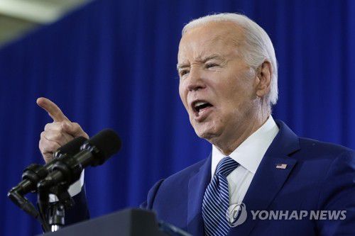 격정적인 표정으로 연설하는 바이든(탬파 EPA=연합뉴스) 조 바이든 미국 대통령이 23일(현지시간) 플로리다주 탬파의 힐즈버러 커뮤니티 칼리지에서 격정적인 표정으로 연설하고 있다. 이날 바이든 대통령은 경쟁자인 도널드 트럼프 전 대통령의 안방인 플로리다에서 연방 차원의 낙태권 복원을 약속하면서 '트럼프 심판론'을 띄웠다. 2024.04.24 passion@yna.co.kr