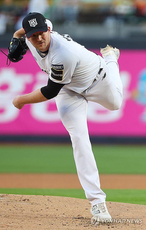 역투하는 kt 선발 벤자민(수원=연합뉴스) 김도훈 기자 = 24일 경기도 수원케이티위즈파크에서 열린 2024 KBO리그 프로야구 한화 이글스와 kt wiz의 경기. kt 선발 벤자민이 힘차게 공을 던지고 있다. 2024.4.24 superdoo82@yna.co.kr