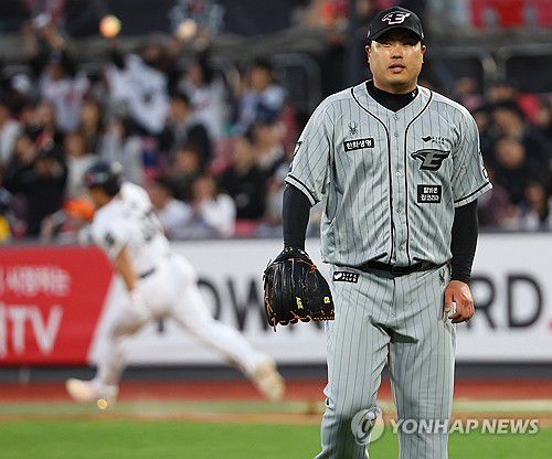 역전 허용한 류현진(수원=연합뉴스) 김도훈 기자 = 24일 경기도 수원케이티위즈파크에서 열린 2024 KBO리그 프로야구 한화 이글스와 kt wiz의 경기. 3회말 1사 1,3루 한화 류현진이 강백호에게 역전을 허용한 뒤 허탈해 하고 있다. 2024.4.24 superdoo82@yna.co.kr