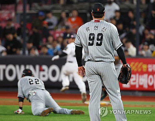 동료 실책 바라보는 류현진(수원=연합뉴스) 김도훈 기자 = 24일 경기도 수원케이티위즈파크에서 열린 2024 KBO리그 프로야구 한화 이글스와 kt wiz의 경기. 류현진이 3회말 1루에서의 포구 실책 장면을 바라보고 있다. 2024.4.24 24.4.24 superdoo82@yna.co.kr