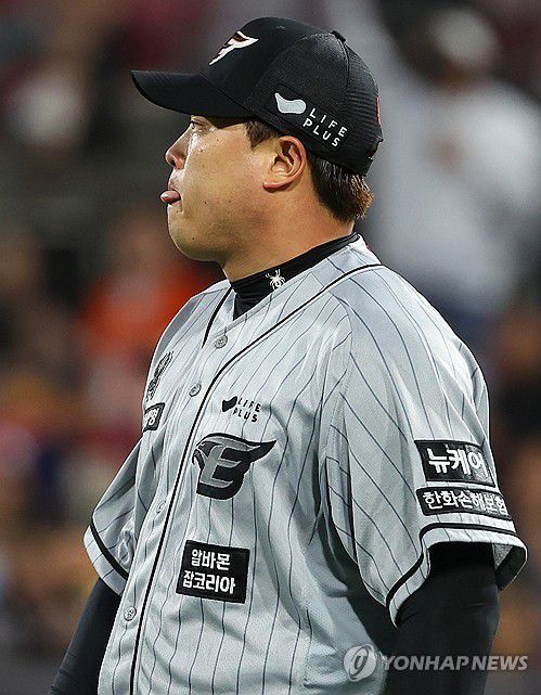 류현진 '오늘은 안 풀리는 날'(수원=연합뉴스) 김도훈 기자 = 24일 경기도 수원케이티위즈파크에서 열린 2024 KBO리그 프로야구 한화 이글스와 kt wiz의 경기. 4회말 한화 선발 류현진이 팀의 실책이 계속 이어지자 허탈해하고 있다. 2024.4.24 superdoo82@yna.co.kr