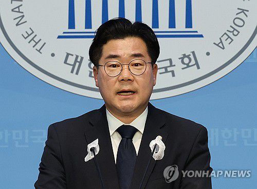 박찬대 의원, 원내대표 출마 선언(서울=연합뉴스) 한상균 기자 = 더불어민주당 박찬대 의원이 21일 국회에서 원내대표 출마 선언 기자회견을 하고 있다. 2024.4.21 xyz@yna.co.kr