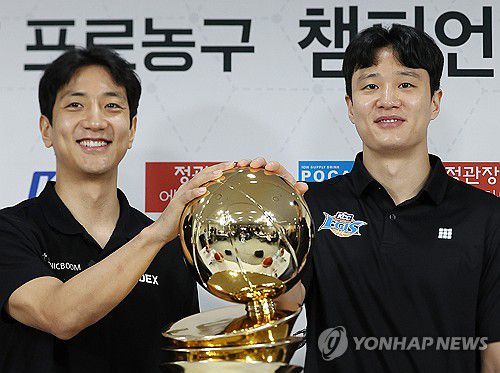 형제 대결(서울=연합뉴스) 이지은 기자 = 25일 오전 서울 강남구 KBL센터에서 열린 프로농구 챔피언결정전 미디어데이에서 kt 허훈(왼쪽)과 KCC 허웅이 우승 트로피에 손을 얹고 기념촬영하고 있다. 2024.4.25 jieunlee@yna.co.kr