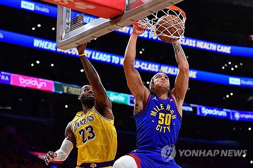 제임스를 뒤로 하고 덩크하는 고든[USA TODAY Sports=연합뉴스]