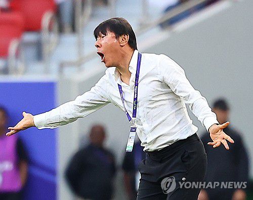 신태용 감독 '아, 쫌!'(도하=연합뉴스) 김도훈 기자 = 24일(현지시간) 카타르 도하 앗수마마 스타디움에서 열린 2023 아시아축구연맹(AFC) 아시안컵 조별리그 D조 최종전 일본과 인도네시아의 경기. 인도네시아 신태용 감독이 선수들에게 강하게 어필하고 있다. 2024.1.24 superdoo82@yna.co.kr