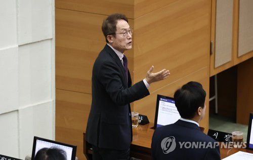 제323회 서울특별시의회 임시회 3차 본회의(서울=연합뉴스) 윤동진 기자 = 조희연 서울시교육감이 26일 서울 중구 서울시의회에서 열린 제323회 서울특별시의회 임시회 3차 본회의에서 발언을 요청하고 있다. 2024.4.26 mon@yna.co.kr