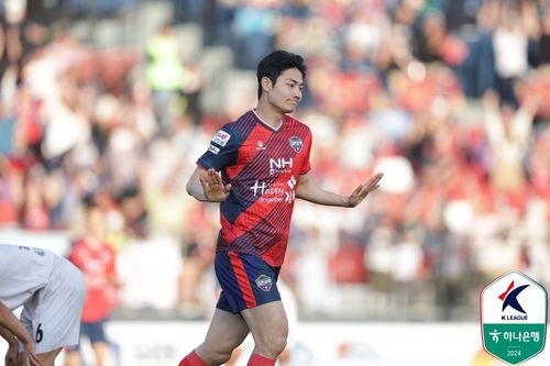 차분하게 골세리머니를 펼치는 이중민[한국프로축구연맹 제공. 재판매 및 DB 금지]