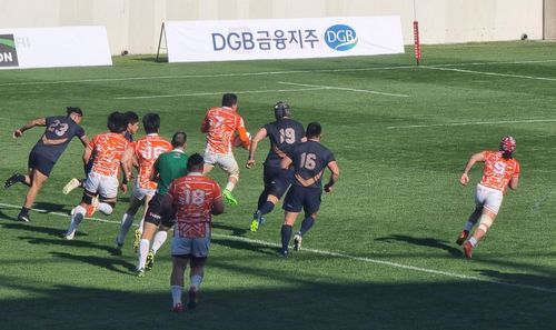 치열하게 맞붙은 읏맨 럭비단과 현대글로비스 선수들[촬영 이의진]