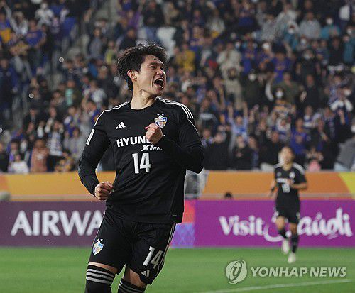 이동경, 선제골 환호(울산=연합뉴스) 김용태 기자 = 12일 울산 문수축구경기장에서 열린 2023-2024 아시아축구연맹(AFC) 챔피언스리그(ACL) 4강 울산 HD와 일본 요코하마 마리노스의 1차전에서 울산 이동경이 선제골을 넣고 환호하고 있다. 2024.4.17 yongtae@yna.co.kr