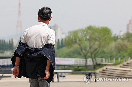 겉옷을 벗어야 하나[연합뉴스 자료사진]