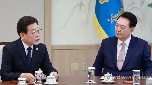 이재명 민주당 대표, 윤석열 대통령과 영수회담에서 발언(서울=연합뉴스) 홍해인 기자 = 더불어민주당 이재명 대표가 29일 서울 용산 대통령실 집무실에서 열린 윤석열 대통령과의 영수회담에서 발언하고 있다. 2024.4.29 hihong@yna.co.kr