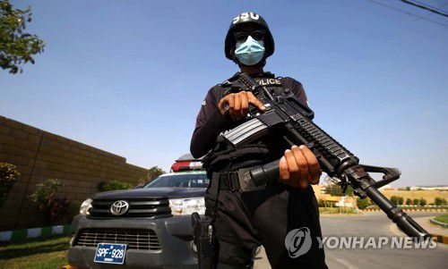 파키스탄 보안요원파키스탄 카라치의 한 도로에서 파키스탄 보안요원이 검문 활동을 하고 있다. [EPA 연합뉴스 자료사진. 재판매 및 DB 금지]