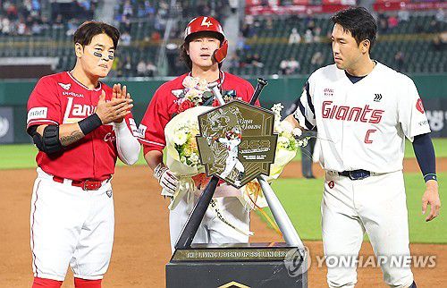 이승엽 뛰어 넘은 SSG 최정(부산=연합뉴스) 손형주 기자 = 24일 오후 부산 사직야구장에서 열린 롯데 자이언츠와 SSG 랜더스 경기. SSG 최정이 5회초 주자가 없는 상황에서 개인 통산 468호 홈런을 친 뒤 팀 동료 추신수와 롯데 전준우와 나란히 서 있다. 최정 앞에는 468호 홈런을 친 베트가 놓여 있다. 최정은 이승엽 감독의 기록을 넘어 KBO 최다홈런 주인공이 됐다. 2024.4.24 handbrother@yna.co.kr