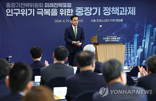 인구위기 관련 포럼 참석한 최상목 부총리(서울=연합뉴스) 류영석 기자 = 최상목 경제부총리 겸 기획재정부 장관이 29일 오전 서울 중구 한국프레스센터에서 열린 중장기전략위원회 주최 미래전략포럼에서 인사말을 마친 뒤 무대를 내려오고 있다. 2024.4.29 ondol@yna.co.kr