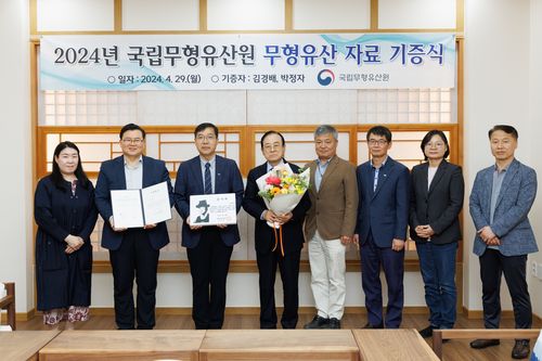 무형유산 자료 기증식 모습 왼쪽에서 3번째부터 윤순호 국립무형유산원장, 김경배 가곡 보유자 [국립무형유산원 제공. 재판매 및 DB 금지]