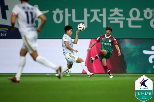 경합하는 김천과 대전 선수들[한국프로축구연맹 제공. 재판매 및 DB금지]