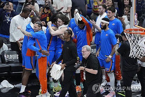기뻐하는 오클라호마시티 선수들 [AP=연합뉴스]
