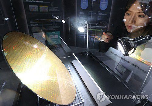 금색으로 빛나는 웨이퍼(서울=연합뉴스) 이재희 기자 = 25일 서울 강남구 코엑스에서 열린 반도체대전(SEDEX)의 한 부스에서 관계자가 웨이퍼를 살펴보고 있다. 2023.10.25 scape@yna.co.kr
