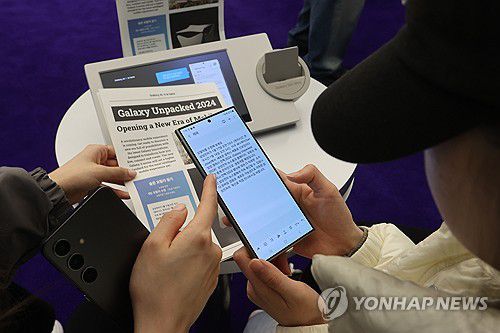 갤럭시 S24가 번역을 합니다(서울=연합뉴스) 류효림 기자 = 삼성전자 갤럭시 S24 시리즈가 공개된 18일 서울 영등포구 타임스퀘어에 마련된 S24 체험 행사장에서 시민들이 제품을 체험하고 있다. 2024.1.18 ryousanta@yna.co.kr