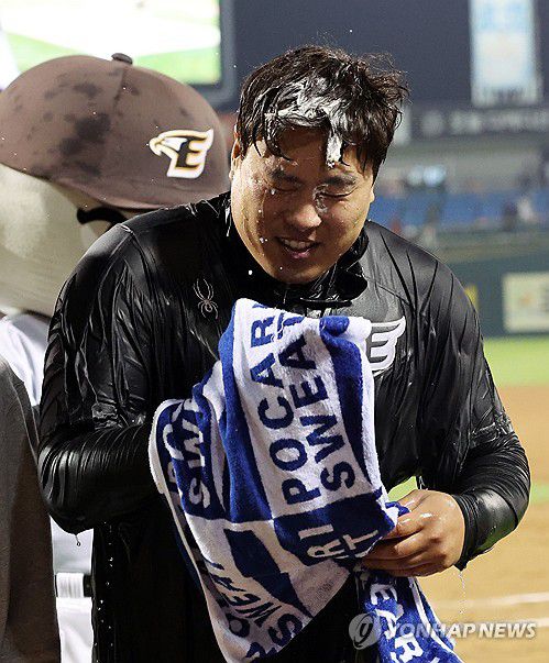 통산 100승 축하받는 류현진(대전=연합뉴스) 이주형 기자 = 30일 대전 한화생명이글스파크에서 열린 2024 KBO리그 프로야구 한화이글스와 SSG랜더스의 경기. 이날 승리투수가 된 한화 류현진이 KBO리그에서 개인 통산 100승 기록을 달성하자 동료들로부터 축하받고 있다. 2024.4.30 coolee@yna.co.kr