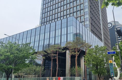 여의도역 인근 TP타워(옛 사학연금회관) [촬영 송은경]