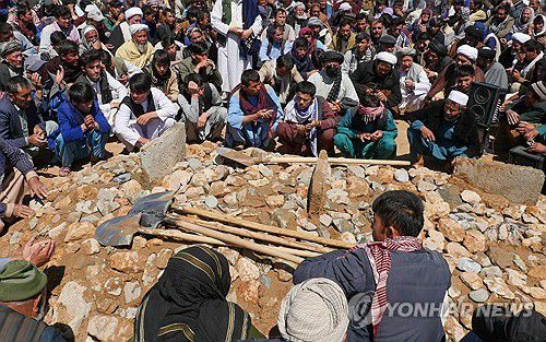 30일(현지시간) 아프가니스탄 헤라트 구자라 지역 주민들이 모스크 총기난사로 숨진 이슬람 신도들을 매장하고 있다.[AFP=연합뉴스 자료사진. 재판매 및 DB 금지]
